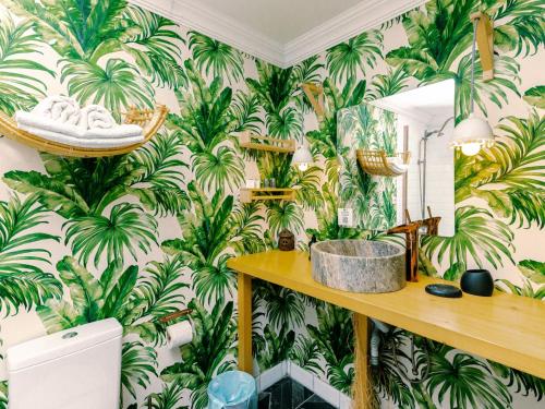 Ένα μπάνιο στο Mona Glamping Caravan Suites