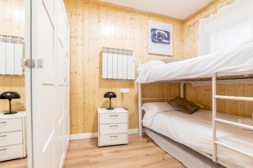 En eller flere senge i et værelse på Sierra Nevada Ski Slope Lodge - Free parking