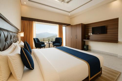 una habitación de hotel con una cama y un televisor en River Grand Hotel - Best Property of Mussoorie 2024-25, en Mussoorie