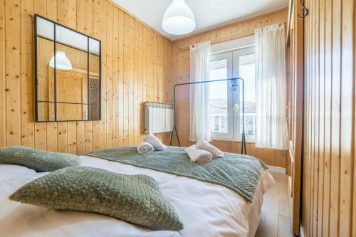 En eller flere senge i et værelse på Sierra Nevada Ski Slope Lodge - Free parking