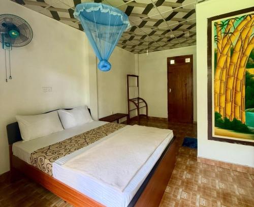 a bedroom with a bed with a blue balloon above it at Green Wood Hotel in Ella