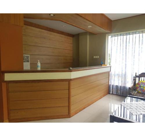 a reception counter in a room with a window at Hotel O Subur in Cimpu