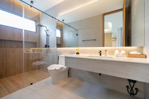 ein Badezimmer mit einem großen Waschbecken und einer Dusche in der Unterkunft Bangtao Brand New Luxury Modern Pool Villa Laguna Phuket in Thalang