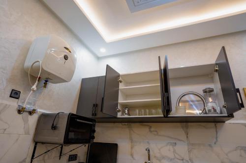 een keuken met een wastafel en een spiegel aan de muur bij Residence Fakir in Dakhla