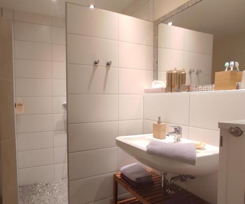 OberhundemにあるFerienwohnung Richterの洗面台と鏡のあるバスルーム