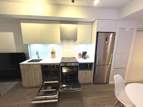 Η κουζίνα ή μικρή κουζίνα στο Royal BnB 1 Bed 1 Den Pristine Downtown Toronto Retreat