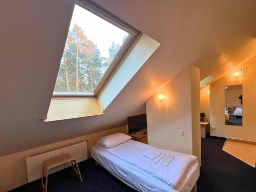 ボルネ・スリノボにあるNiron Marina Szalonego Grekaの大きな窓のあるベッドのある寝室