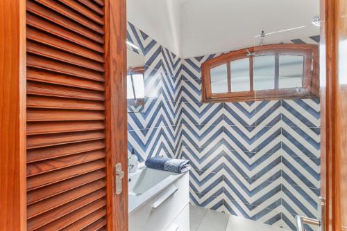 マスパロマスにあるWonderful Bungalow in Maspalomasの青と白のチェッカー壁のバスルーム