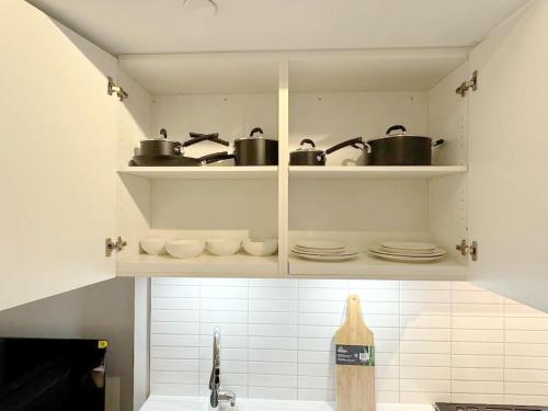 Η κουζίνα ή μικρή κουζίνα στο Royal BnB 1 Bed 1 Den Pristine Downtown Toronto Retreat