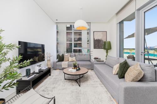 Lagoon-Facing 1BR, Minutes from Downtown and Business Bay, Near Dubai Water Canal - District One Phase III Residences 18 by Deluxe Holiday Homes