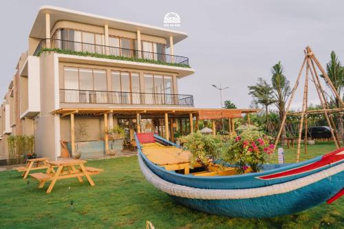 Κήπος έξω από το Gió và Cát Cafe & Homestay