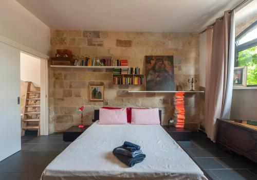 Ένα ή περισσότερα κρεβάτια σε δωμάτιο στο Masseria il Fondone Rooms