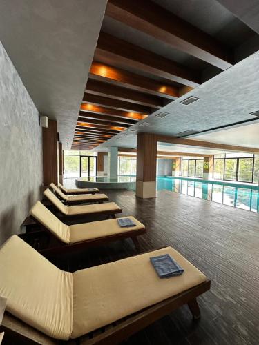 博尔若米Luxury Residence Likani的一间有四张床和一个游泳池的房间