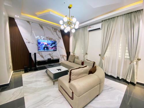 TV a/nebo společenská místnost v ubytování Vivee Aura Service Apartment