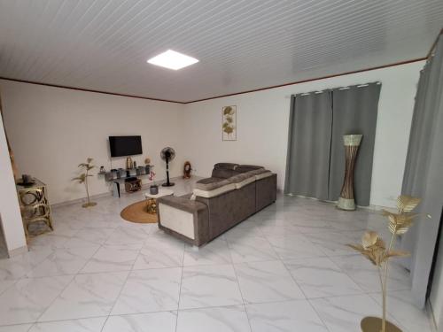 TV a/nebo společenská místnost v ubytování La villa aux 4 palmiers