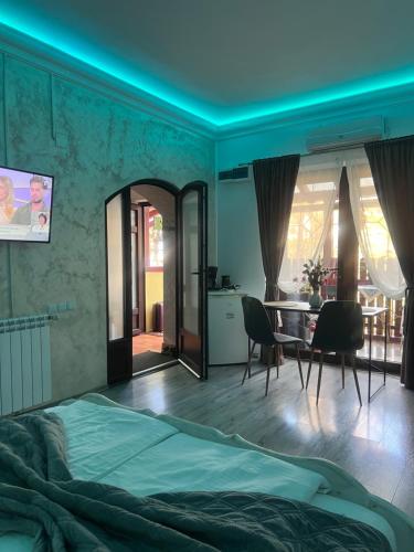 une chambre avec un lit et une table avec des chaises dans l'établissement Casa de Vacanta Razvan si Andrei, à Sinaia