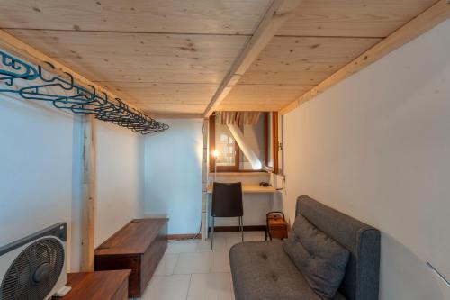 un soggiorno con un divano e un tavolo di Book house a Lecce a Lecce