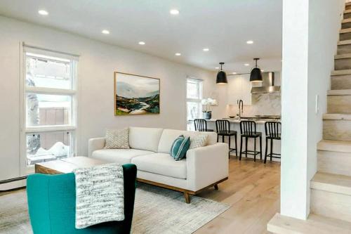 Posezení v ubytování Renovated Aspen Core 3BR and 2 & Half BA Townhouse