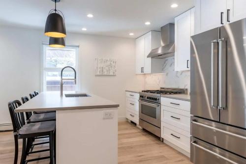 Kuchyň nebo kuchyňský kout v ubytování Renovated Aspen Core 3BR and 2 & Half BA Townhouse