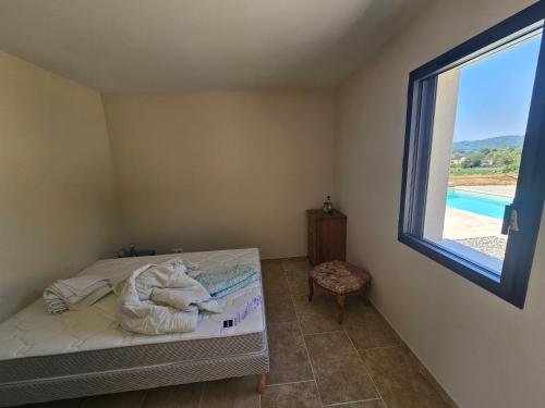 een kleine slaapkamer met een bed en een raam bij La Panurama in Prayssac
