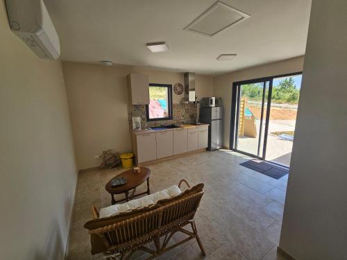 een keuken met een bank en een tafel bij La Panurama in Prayssac