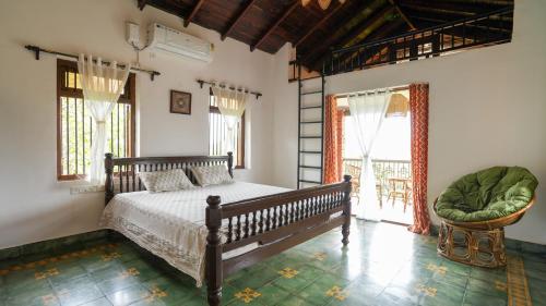 una camera da letto con un letto in una stanza con finestre di Shaili - 3BHK Konkani Villa near Tamastirth beach, Dapoli a Dapoli