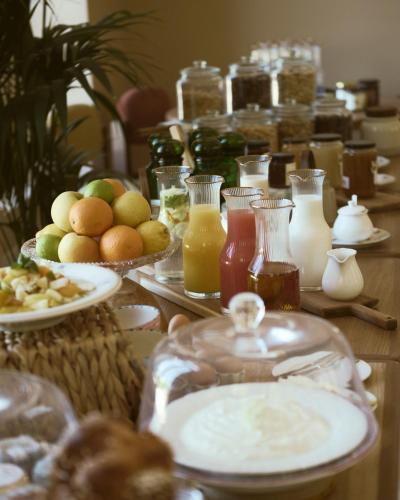 una mesa con platos de comida y botellas de zumo en Repère Sauvage, en La Ville-aux-Clercs