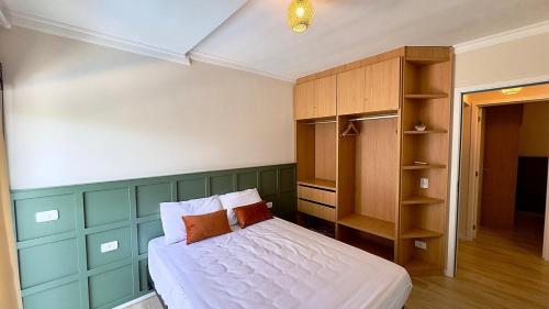 Una cama o camas en una habitación de Piscina aquecida , ar, perto da praia, academia- DUO