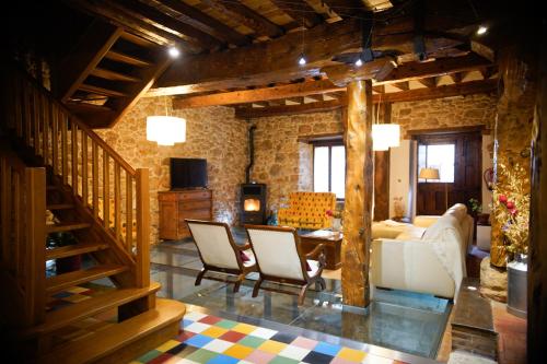 salon z kanapą i stołem w obiekcie Hotel Rural El Zaguán w mieście Lerma