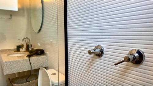 Un baño de Piscina aquecida , ar, perto da praia, academia- DUO