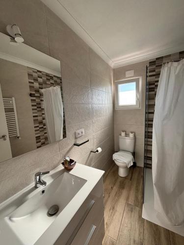 a bathroom with a sink and a toilet at Casa Les Roques in Báscara
