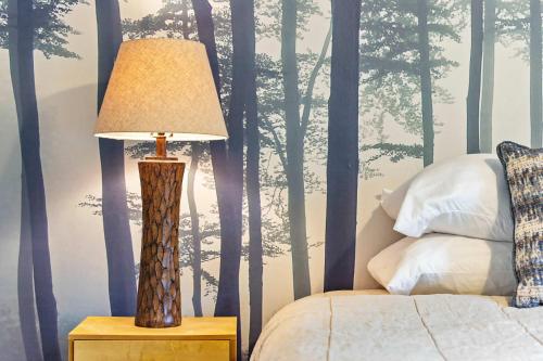 Postel nebo postele na pokoji v ubytování Woodlands Getaway - The Very Best of Branson! Downstairs unit - 17 stairs