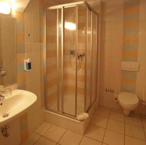 A bathroom at Hotel Perler Hof