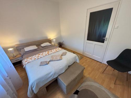 um quarto com uma cama grande e uma janela em Kitti Kuckója em Debrecen