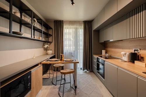 eine Küche mit einem Tisch und einigen Stühlen in der Unterkunft La Gloire by Blvd 8B2 - Premium Studio Retreat in Bukarest