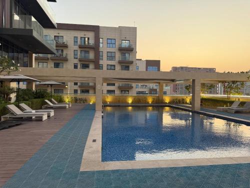 basen przed budynkiem w obiekcie Luxury 2-Bedroom APT - Sea Views in Saadiyat Island w Abu Zabi