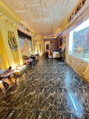 una grande stanza con pavimento in marmo e pareti gialle di Pyramids Mystery Inn a Il Cairo