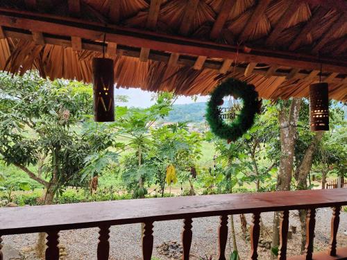 Blick auf eine Veranda mit einem Kranz am Fenster in der Unterkunft Ruộng Cafe & Homestay in Cao Phong