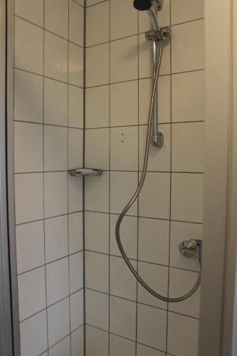 a shower with a hose in a bathroom at Bungalow 1 - 4-Raum-Wohnung mit Küche und 2 WC Duschen in Ohrdruf-Crawinkel in Ohrdruf