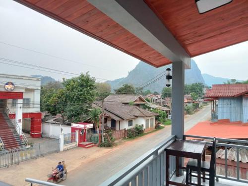Una vista de un pueblo desde el balcón de una casa. en KHOUNVILAI Guesthouse, en Nongkhiaw