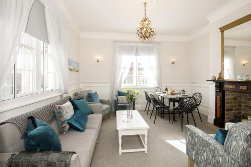 4 St Thomas's House with parking Sleeps up to 6 guests photo 9