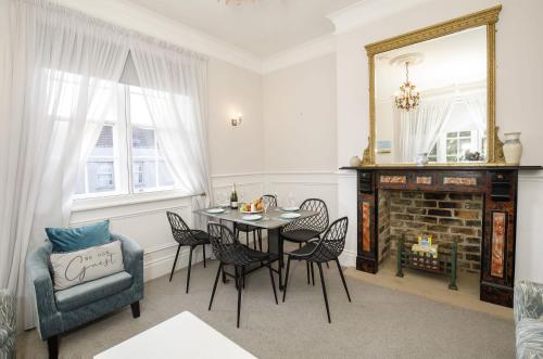 4 St Thomas's House with parking Sleeps up to 6 guests photo 5