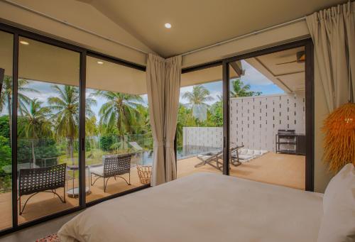 Ένα ή περισσότερα κρεβάτια σε δωμάτιο στο Dreamy Ocean Villa B - New Sea View Retreat