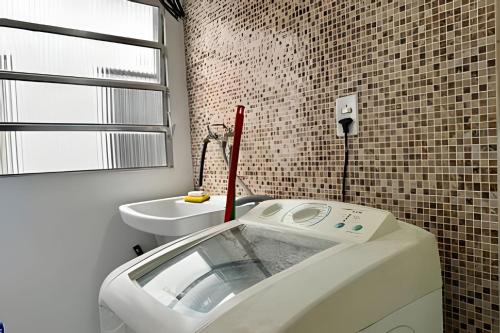 ein Badezimmer mit Waschbecken und Toilette in der Unterkunft Residencial Piranji in São Paulo