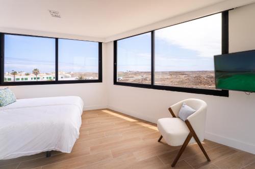 TV a/nebo společenská místnost v ubytování COTILLO MAR 15A- Apartamento moderno con jacuzzi y vista mar