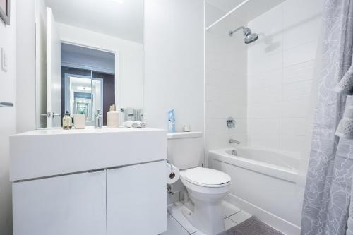 Ванная комната в Сoolness 1 Bedroom Condo in Downtown