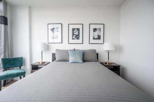 Кровать или кровати в номере Сoolness 1 Bedroom Condo in Downtown