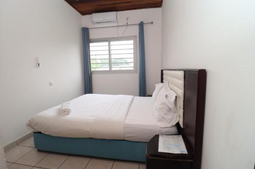 Postel nebo postele na pokoji v ubytování AfriqPnB VC duplex 3 chambres Kribi Mboamanga avec piscine et bord de mer