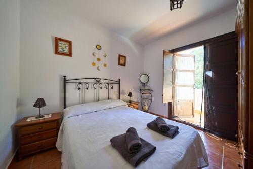 ein Schlafzimmer mit einem Bett mit zwei Handtüchern darauf in der Unterkunft Sotillo E-6-9 in San José