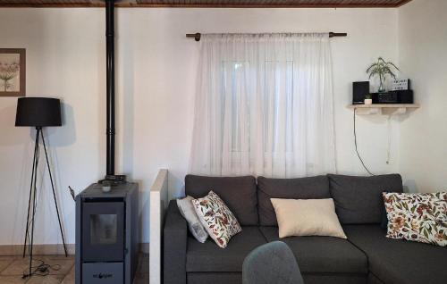 Posezení v ubytování Three-Bedroom Holiday Home With Sea View In Praznica